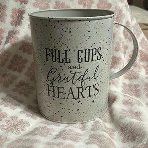 Large  metal Utensil cup. Like new
Beautiful and big.